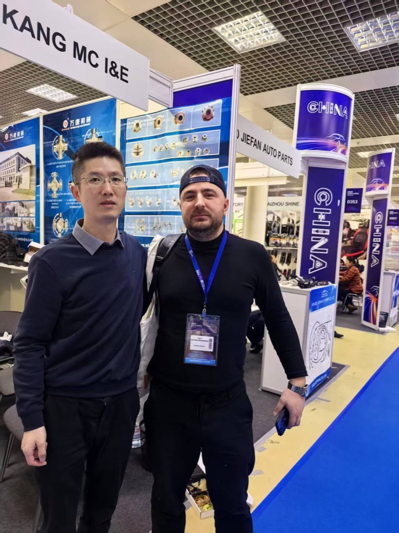 Wankang sales engineer with a visiting buyer in Moscow, 2025